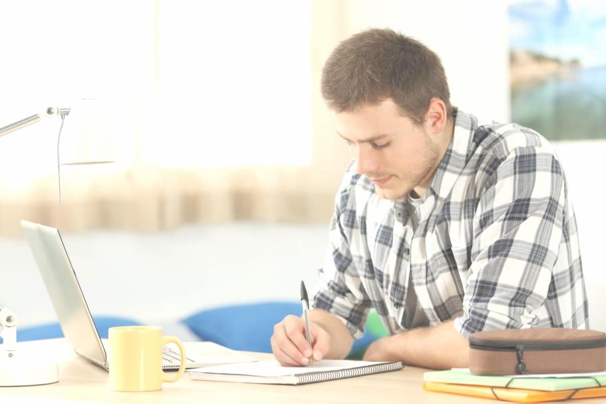 Ustrukturyzowany expense raport generated poprzez AI classification